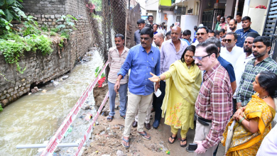 महापौर विजयलक्ष्मी झुग्गी बस्तियों का निरीक्षण करते हुए निर्देश देतीं