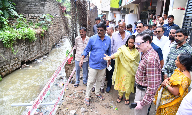 महापौर विजयलक्ष्मी झुग्गी बस्तियों का निरीक्षण करते हुए निर्देश देतीं