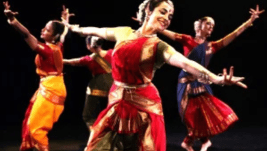 रॉकफेलर पार्क में Battery Dance Festival का मंच तैयार करते कलाकार”