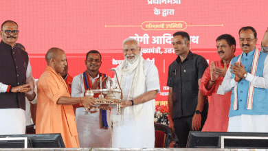 वाराणसी में विकास योजनाओं का उद्घाटन करते पीएम नरेंद्र मोदी