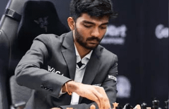 सेंट लुई रैपिड और ब्लिट्ज़ में गुकेश अल अपारिन और लिएम ले क्वांग के खिलाफ मुकाबला करते हुए"