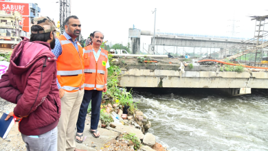 मूसरामबाग पुल के पास मूसी नदी जलस्तर निरीक्षण करते आयुक्त कर्णन