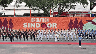 लाल किले पर स्वतंत्रता दिवस समारोह में ध्वजारोहण करते प्रधानमंत्री मोदी