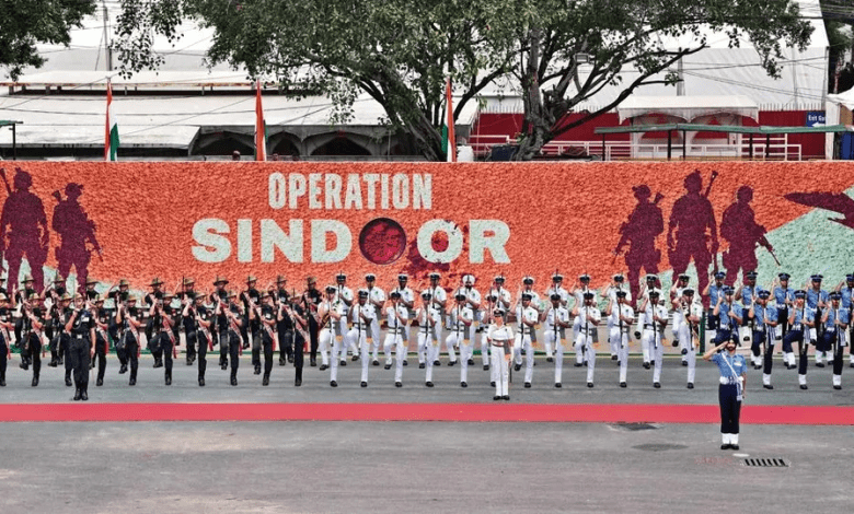 लाल किले पर स्वतंत्रता दिवस समारोह में ध्वजारोहण करते प्रधानमंत्री मोदी