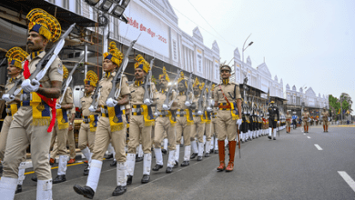स्वतंत्रता दिवस पर वीरता और सेवा पदक प्राप्त करते कर्मी