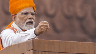 प्रधानमंत्री मोदी 79वें स्वतंत्रता दिवस पर लाल किले पर तिरंगा फहराते हुए