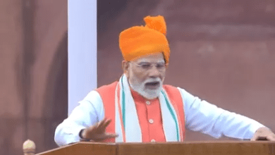 स्वतंत्रता दिवस पर लाल किले पर तिरंगा फहराते हुए