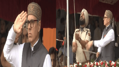 श्रीनगर में तिरंगा फहराते उमर अब्दुल्ला