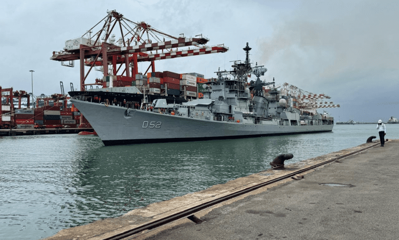 भारत और श्रीलंका नौसैनिक जहाज संयुक्त अभ्यास करते हुए