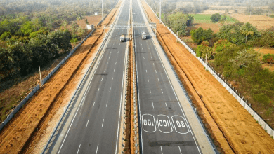 टोल प्लाज़ा पर FASTag Annual Pass का उपयोग करते वाहन