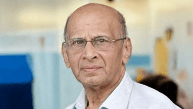 डॉ. गोपाल गरीब मरीज का इलाज करते हुए, कन्नूर में क्लिनिक पर