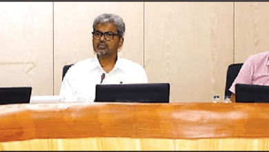 रेलवे महाप्रबंधक मानसून सुरक्षा बैठक का निरीक्षण करते हुए