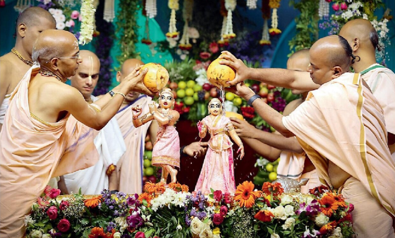 हरे कृष्ण स्वर्ण मंदिर में जन्माष्टमी पर भव्य श्रृंगार और अभिषेक