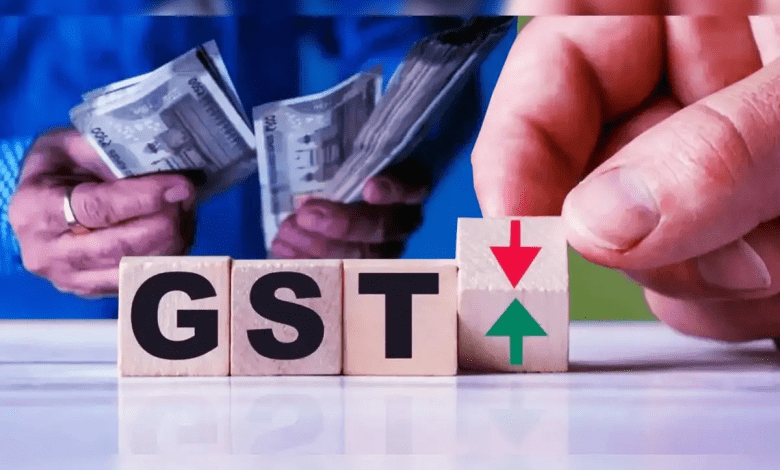 सरकारी अधिकारी जीएसटी सुधारों पर जानकारी देते हुए