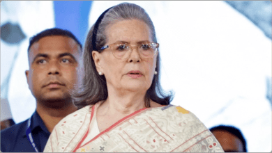 सोनिया गांधी संविधान पर कांग्रेस के रुख को स्पष्ट करते हुए बयान देती हुईं