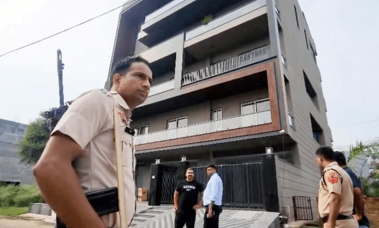 एल्विश यादव के घर बाहर फायरिंग की घटना, पुलिस जांच जारी