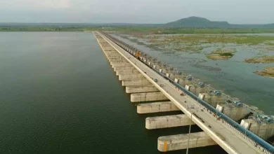 कालेश्वरम परियोजना पर पीसी घोष आयोग की रिपोर्ट सौंपते हुए चित्र