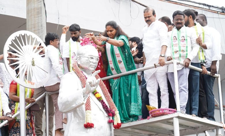 काल्वाकुंट्ला कविता का 42% बीसी आरक्षण के लिए धरना प्रदर्शन