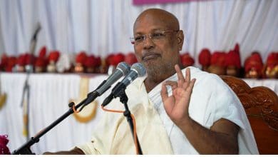 पर्युषण महापर्व में जैन श्रद्धालु दीप प्रज्वलित करते हुए