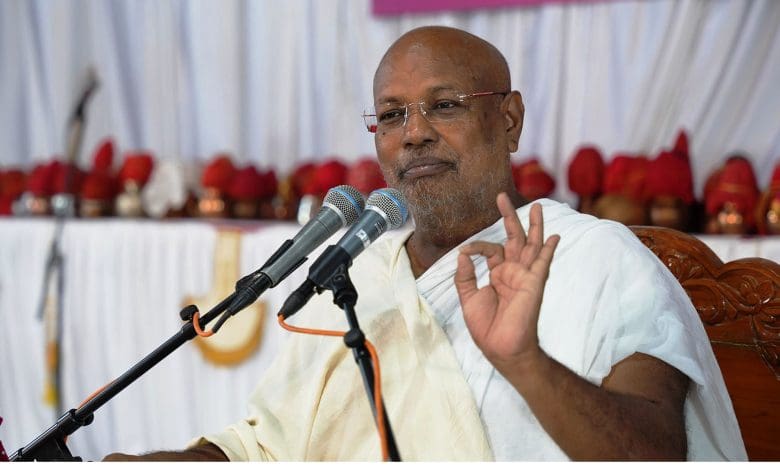 पर्युषण महापर्व में जैन श्रद्धालु दीप प्रज्वलित करते हुए