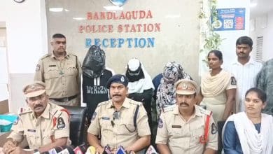 संवाददाता सम्मेलन को संबोधित करते चंद्रायनगुट्टा डिवीजन के एसीपी ए. सुधाकर और बंडलागुड़ा पुलिस इंस्पेक्टर आर. देवेंदर।