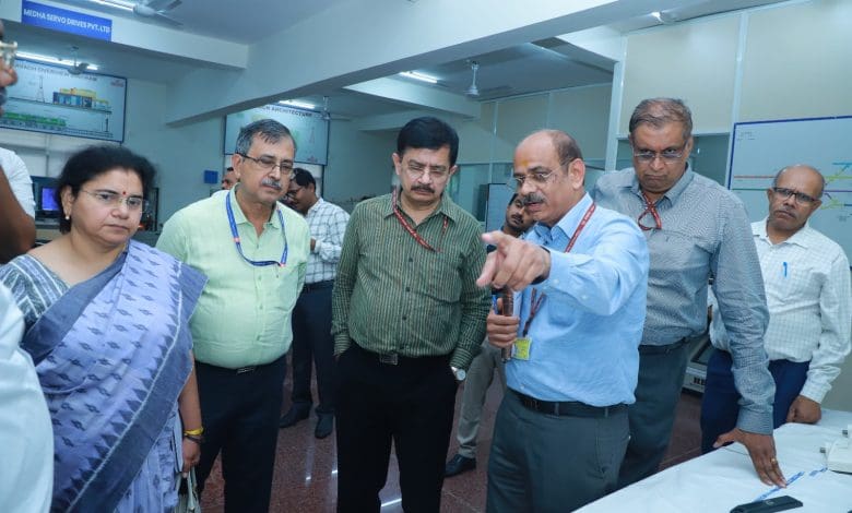 नवीन गुलाटी का इरिसेट दौरा और समीक्षा बैठक