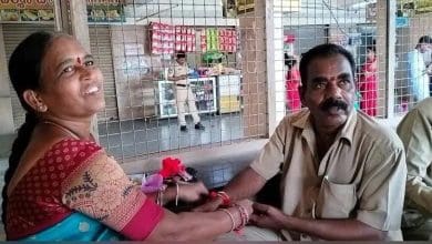 बस स्टेशन पर राखी बांधती बहन और भावुक होता भाई का दृश्य