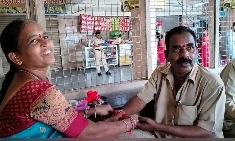 बस स्टेशन पर राखी बांधती बहन और भावुक होता भाई का दृश्य