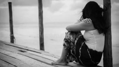 एक संवेदनशील कविता जो थमे हुए वक़्त और खोई मुस्कान को दर्शाती है