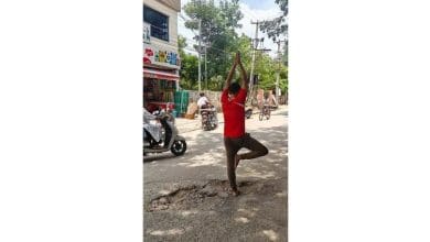 गड्ढे में योग कर सड़कों की मरम्मत को मजबूर किया गया