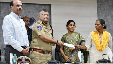 पद्मावती तेलंगाना पुलिस मुख्यालय में आत्मसमर्पण करती हुई