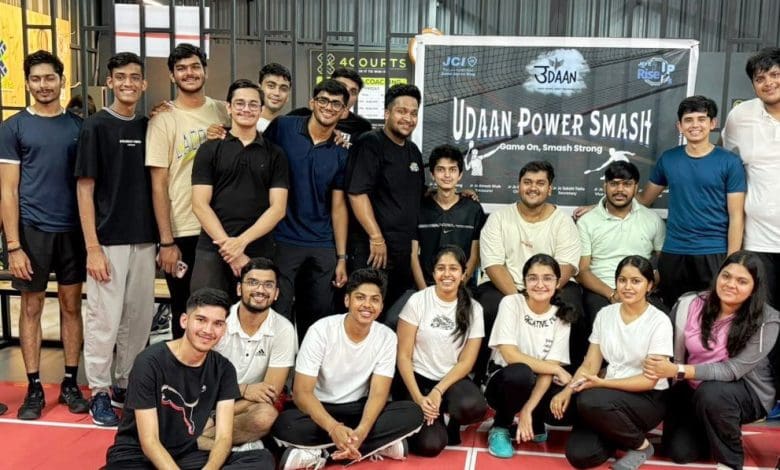 उड़ान पॉवर स्मैश 2025 बैडमिंटन प्रतियोगिता का दृश्य