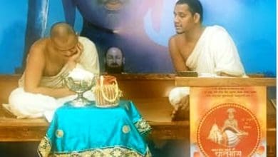 आचार्य भक्तिरत्नसूरीजी प्रवचन में धर्म और समय की शिक्षा देते हुए