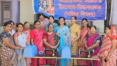 माहेश्वरी समाज महिलाओं को सिलाई मशीन वितरण करते हुए