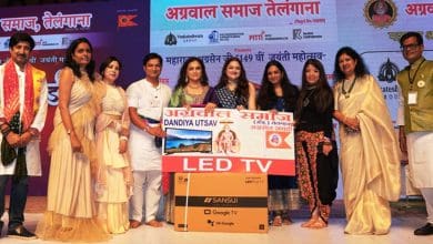 अग्रवाल समाज डांडिया उत्सव में भाग लेते हुए