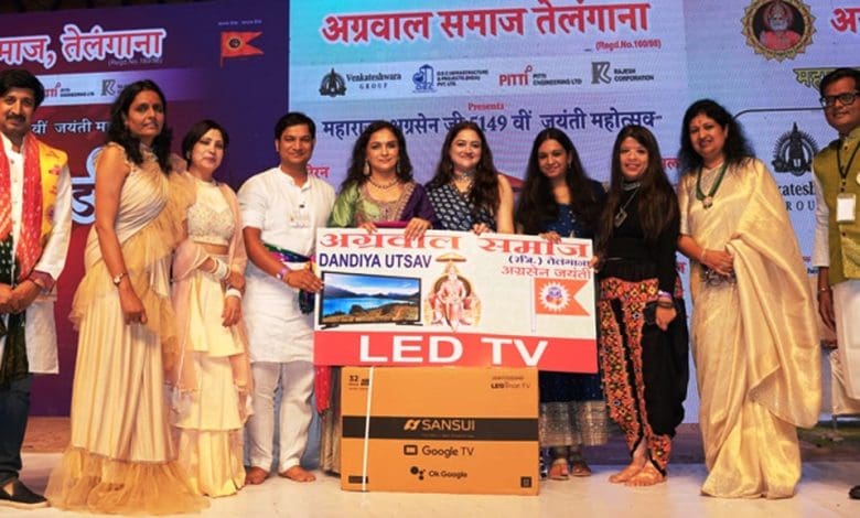 अग्रवाल समाज डांडिया उत्सव में भाग लेते हुए