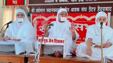 साध्वी जयश्री म.सा. धर्म कथा देते हुए