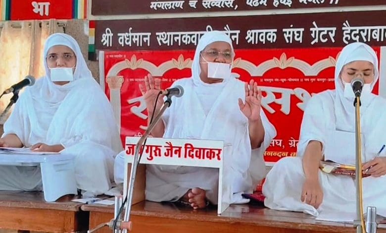 साध्वी जयश्री म.सा. धर्म कथा देते हुए