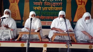 साध्वी सुमंगलप्रभाजी जैन धर्म सभा में प्रवचन देतीं