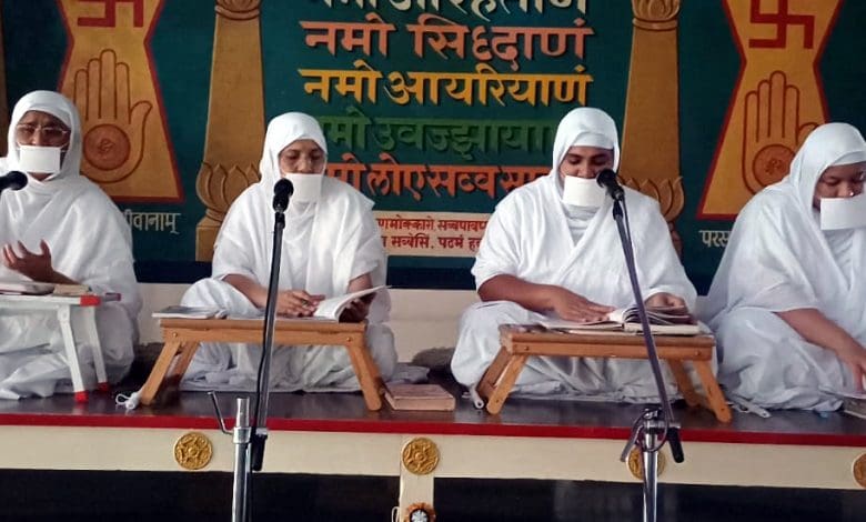 साध्वी सुमंगलप्रभाजी जैन धर्म सभा में प्रवचन देतीं