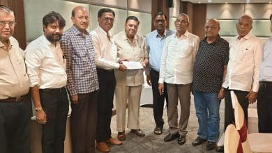 श्री महासर माता, पंडित गणेश नारायणजी, अग्रसेनजी महाराज, हरिपुरुषजी महाराज, खेमदासजी महाराज और बालकदासजी महाराज के मंदिर की प्राण-प्रतिष्ठा के लिए 11 लाख रुपये का चेक भेंट करते समाजसेवी शरद बी. पित्ती।