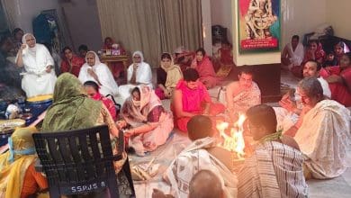 गोशामहल स्थित शंखेश्वर भवन में श्री शंखेश्वर पार्श्वनाथ जैन संघ के तत्वावधान में आयोजित श्री मणिभद्र देव के अनुष्ठान व यज्ञ में भाग लेते श्रावक-श्राविकाएँ।