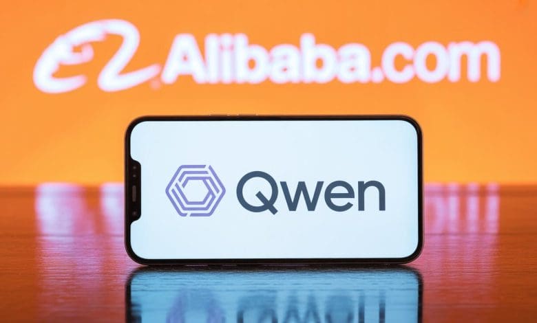 किसको लाभ पहुंचाएगा कांग्रेस और आरजेडी में सीट बंटवारे का घमासान? -रामस्वरूप रावतसरे (बताया जा रहा है कि कांग्रेस की आाढामक स्थिति को देखते हुए आरजेडी ने भी अब कड़ा रुख अपना लिया है। तेजस्वी यादव ने मुजफ्फरपुर की एक रैली में सभी 243 सीटों पर लड़ने का बयान देकर कांग्रेस की मांग पर पलटवार किया। हालांकि, यह बयान एक तरह की दबाव की रणनीति भी हो सकती है लेकिन इसके जरिए तेजस्वी ने कांग्रेस को साफ संकेत दे दिया है कि आरजेडी गठबंधन में सबसे बड़े हिस्सेदार के रूप में अपनी स्थिति को कमजोर नहीं होने देगा। आरजेडी सूत्रों का कहना है कि 2020 में कांग्रेस के खराब स्ट्राइक रेट के कारण ही महागठबंधन सत्ता में आने से चूक गया था। आरजेडी के सख्त होने की एक वजह यह भी है कि कांग्रेस ने अब तक तेजस्वी यादव को मुख्यमंत्री पद के उम्मीदवार के रूप में खुल कर समर्थन नहीं दिया है। कांग्रेस की यह चुप्पी भी आरजेडी और तेजस्वी के लिए असहज स्थिति पैदा कर रही है।) बिहार विधानसभा चुनाव में सीटों का बंटवारा दोनों गठबंधनों के लिए परेशानी का कारण बना हुआ है। एनडीए में जीतनराम मांझी अब 20 सीटों के लिए अड़े हुए बताए जा रहे हैं। चिराग पासवान की पार्टी लोजपा-आर को न सिर्फ सीटें चाहिए बल्कि अब तो वे सीएम पद की रेस में भी शामिल हो गए हैं। चिराग के बहनोई सांसद अरुण पासवान की नजर में चिराग सीएम पद के लिए फिट कैंडिडेट हैं। मांझी ने अधिक सीटें मांगने के पीछे के कारण भी बता दिए हैं। उनका कहना है कि पार्टी को सदन में मान्यता के लिए कम से कम 8 सीटों पर जीतना जरूरी है और यह तभी संभव होगा, जब उनकी पार्टी को 20 या इससे अधिक सीटें मिलें। जानकारों के अनुसार एनडीए का तो रिकॉर्ड ही रहा है कि टिकट बंटवारे से पहले खूब चिल्ल-पौं मचती है लेकिन जिसे जितनी सीटें मिलती हैं, वे उससे ही संतुष्ट हो जाते हैं। सबसे मुश्किल हालात 8 विपक्षी दलों के इंडी महागठबंधन में पैदा हो गए हैं। कांग्रेस और आरजेडी के बीच सीट बंटवारे की शर्तों को लेकर घमासान मचा हुआ है। महागठबंधन के दो सबसे बड़े घटक दल राष्ट्रीय जनता दल (आरजेडी) और कांग्रेस के बीच सीट बंटवारे और नेतृत्व को लेकर तलवारें तन गई हैं। अव्वल तो कांग्रेस तेजस्वी को चुनाव से पहले सीएम फेस घोषित करने को तैयार नहीं जबकि तेजस्वी खुद को सीएम फेस बताते रहे हैं। बिहार अधिकार यात्रा पर निकले तेजस्वी कांग्रेस की चुप्पी के बावजूद अपने को भावी सीएम के रूप में पेश कर रहे हैं। पहले भी वे कई बार यह बात कह चुके हैं। राहुल के साथ वोटर अधिकार यात्रा के दौरान उन्होंने यहां तक कह दिया था कि राहुल को पीएम और उन्हें सीएम बनाने के लिए वोट कीजिए। जहां तक सीटों का सवाल है तो कांग्रेस 2020 की तरह मनपसंद 70 सीटें तो चाहती ही है, साथ ही अब उप मुख्यमंत्री का पद भी मांगने लगी है। दोनों दलों के बीच तनातनी का आलम यह है कि सीट बंटवारे के मुद्दे पर 15 सितंबर को होने वाली महागठबंधन की बैठक टालनी पड़ी। अब तेजस्वी यादव ने भी सभी 243 सीटों पर चुनाव लड़ने का ऐलान कर दिया है। खींचतान से महागठबंधन में दिख रही दरार अगर टूट की बुनियाद बन जाए तो इसमें कोई आश्चर्य नहीं। जानकारी के अनुसार सीटों की संख्या के लिए आरजेडी के सामने कांग्रेस ने 2020 को आधार बनाने की शर्त रखी है। तब कांग्रेस को महागठबंधन में 70 सीटें मिली थीं। कांग्रेस का कहना है कि उसे जो सीटें दी गईं, उसमें आधी से अधिक कमजोर सीटें थीं। इसलिए उसने टिकट बंटवारे में अच्छी-बुरी सीटों में संतुलन बनाने की दूसरी शर्त रखी है। 2020 में कांग्रेस केवल 19 सीटें जीत पाई थी। उसके खराब स्ट्राइक रेट को महागठबंधन की हार का एक मुख्य कारण माना गया था। कांग्रेस का कहना है कि उसे आधी से अधिक वैसी कमजोर सीटें मिली थीं जिसकी वजह से उसका स्ट्राइक रेट खराब रहा। कांग्रेस ने अपने लिए उप मुख्यमंत्री पद की तीसरी शर्त रखी है। महागठबंधन में शामिल वीआईपी प्रमुख मुकेश साहनी भी डिप्टी सीएम पद के लिए पहले से ही हाय-तौबा मचाए हुए हैं। साहनी तो यहां तक कहते हैं कि अगर तेजस्वी सीएम बनेंगे तो उनका डिप्टी सीएम बनना पक्का है। कांग्रेस की शर्तों से यह साफ है कि कांग्रेस अब बिहार में अपने को आरजेडी का पिछलग्गू बनाए रखने से बचना चाहती हैं। राहुल की वोटर अधिकार यात्रा की कथित सफलता से कांग्रेस का मनोबल मजबूत हुआ बताया जा रहा है। इसलिए वह अब आरजेडी से पीछे नहीं रहना चाहती। जानकारों की मानें तो राहुल गांधी की वोटर अधिकार यात्रा में उमड़ी भीड़ ने बिहार कांग्रेस में नया जोश भर दिया है। कांग्रेस को लगता है कि इस यात्रा ने गठबंधन की स्थिति को मजबूत किया है और इसी आत्मविश्वास के साथ वह आरजेडी पर ज्यादा दबाव डाल रही है। वोटर अधिकार यात्रा में महागठबंधन के सभी टॉप लीडर शामिल हुए थे। तेजस्वी लगातार 16 दिन उनके साथ रहे। यात्रा का समापन पटना में सड़क मार्च के साथ हुआ जिसमें महागठबंधन की सम्मिलित ताकत थी। नतीजतन यात्रा में उनके समर्थकों की खूब भीड़ उमड़ी। संभव है कि कांग्रेस को इससे राहुल का करिश्मा और अपनी बढ़ी ताकत का भ्रम हुआ है जिसकी वजह से टिकट बंटवारे को लेकर कांग्रेस नई और आाढामक शर्तें थोपने लगी है। बताया जा रहा है कि कांग्रेस की आाढामक स्थिति को देखते हुए आरजेडी ने भी अब कड़ा रुख अपना लिया है। तेजस्वी यादव ने मुजफ्फरपुर की एक रैली में सभी 243 सीटों पर लड़ने का बयान देकर कांग्रेस की मांग पर पलटवार किया। हालांकि, यह बयान एक तरह की दबाव की रणनीति भी हो सकती है लेकिन इसके जरिए तेजस्वी ने कांग्रेस को साफ संकेत दे दिया है कि आरजेडी गठबंधन में सबसे बड़े हिस्सेदार के रूप में अपनी स्थिति को कमजोर नहीं होने देगा। आरजेडी सूत्रों का कहना है कि 2020 में कांग्रेस के खराब स्ट्राइक रेट के कारण ही महागठबंधन सत्ता में आने से चूक गया था। आरजेडी के सख्त होने की एक वजह यह भी है कि कांग्रेस ने अब तक तेजस्वी यादव को मुख्यमंत्री पद के उम्मीदवार के रूप में खुल कर समर्थन नहीं दिया है। कांग्रेस की यह चुप्पी भी आरजेडी और तेजस्वी के लिए असहज स्थिति पैदा कर रही है। तेजस्वी ने अपनी बिहार अधिकार यात्रा में महागठबंधन के सहयोगी दलों को शामिल नहीं किया है हालांकि राहुल गांधी की वोटर अधिकार यात्रा में महागठबंधन के सभी दल साथ थे। महागठबंधन में कांग्रेस और आरजेडी के अलावा वाम दल और अन्य छोटे दल भी सीटों की मांग कर रहे हैं। ऐसे में आरजेडी के लिए सभी को संतुष्ट करना मुश्किल होगा। हालांकि यह भी सच है कि दोनों ही दलों के शीर्ष नेतृत्व के बीच अभी तक आमने-सामने बात नहीं हुई है। राहुल गांधी और तेजस्वी यादव ही गठबंधन को लेकर अंतिम फैसला लेंगे। दोनों ही नेता जानते हैं कि एकजुट होकर लड़ना ही एनडीए को हराने का एकमात्र तरीका है पर कांग्रेस ने जिस तरह हरियाणा और दिल्ली में इंडिया ब्लॉक के सहयोगी आम आदमी पार्टी से अलग होकर चुनाव लड़ने का फैसला किया, उससे महागठबंधन में टूट की आशंका से इनकार नहीं किया जा सकता। कांग्रेस अपनी राजनीतिक प्रासंगिकता और लोकसभा चुनाव के बाद बढ़ी अपनी स्थिति को भुनाना चाहती है। वहीं बिहार में आरजेडी सबसे बड़े दल के रूप में अपनी हिस्सेदारी सुनिश्चित करना चाहती है। दोनों के बीच की खींचतान से गठबंधन का क्या होगा, इसके बारे में अभी कुछ कहना जल्दबाजी होगी। आने वाले दिनों में यह स्पष्ट होगा कि क्या दोनों दल आपसी सहमति से कोई समाधान निकाल पाएंगे या यह आंतरिक कलह महागठबंधन में टूट का सबब बनेगा लेकिन संभव है हालातों को देखते हुए दोनों दल सकारात्मक निर्णय कर ही लेंगे।