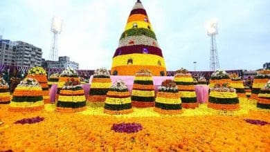 हैदराबाद बतुकम्मा समारोह 2025 में गिनीज रिकॉर्ड के लिए 63 फीट ऊँचा बतुकम्मा