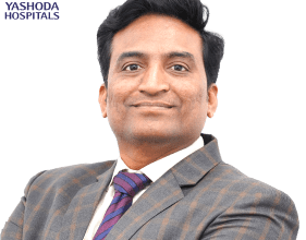 डॉ. एस. श्रीकांत राजू वैस्कुलर और एंडोवैस्कुलर सर्जरी परामर्श देते हुए