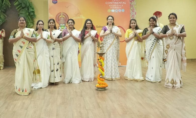 कॉन्टिनेंटल हॉस्पिटल्स में ओणम उत्सव मनाते डॉक्टर और स्टाफ