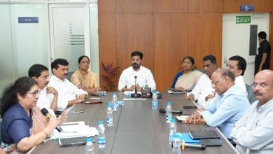 मुख्यमंत्री रेवंत रेड्डी मेडारम में सम्मक्का-सारलम्मा मंदिर का निरीक्षण करते हुए