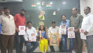 विजयदशमी सीमोल्लंघन समिति तथा नारायण कला चैरिटेबल एवं कल्चरल ट्रस्ट द्वारा पुराना पुल स्थित गणेश घाट में आयोजित किये जाने वाले रावण दहन कार्यक्रम के पोस्टर विमोचन के दौरान उपस्थित आयोजकगण।