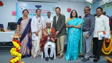 टीजीएसआरटीसी और सरोजिनी देवी नेत्र अस्पताल के अधिकारी नेत्रदान एमओयू पर हस्ताक्षर करते हुए