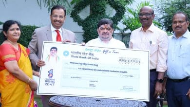 टीजीएसआरटीसी की नई “यात्रादान” योजना का पोस्टर विमोचन करते मंत्री पोन्नम प्रभाकर